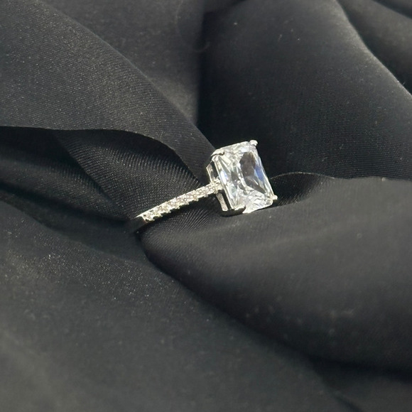 Elegant Women's Engagement Ring with Emerald-Shaped Cubic Zirconia Size 8 - Picture 11 of 13